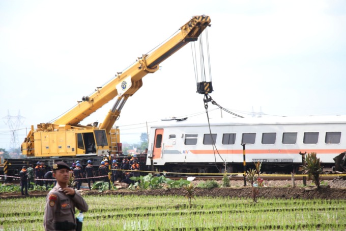 EVAKUASI:   Kereta evakuasi mengangkat gerbong Kereta Api (KA) Komuter Lokal Bandung Raya yang bertabrakan dengan Kereta Api Turangga di Cicalengka, Kabupaten Bandung, Jumat (5/1).