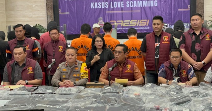 PAPARAN:   Dirtipidum Bareskrim Brigjen Djuhandhani Rahardjo Puro saat temu pers pemaparan kasus mafia love scamming atau penipuan berkedok asmara, Jumat (19/1).