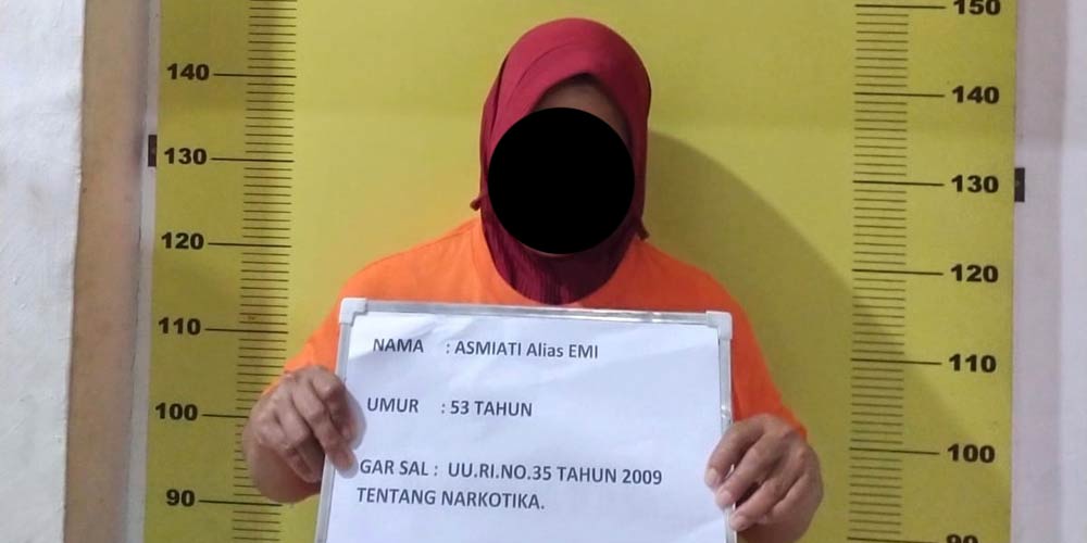 Salah seorang tersangka jaringan pengedar sabu-sabu di Labusel diamankan bersama barang bukti. (Istimewa)