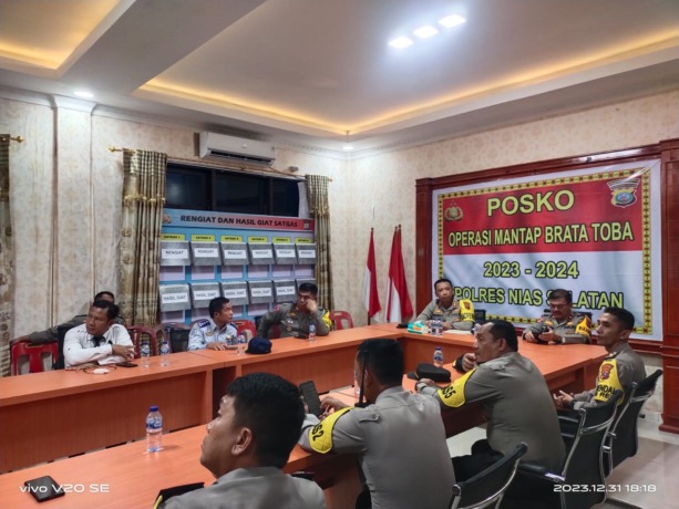 KONFERENSI PERS : Kapolres Nisel, AKBP Boney Wahyu Wicaksono, S.I.K pada saat konferensi pers hasil capaian kinerja akhir tahun 2023.