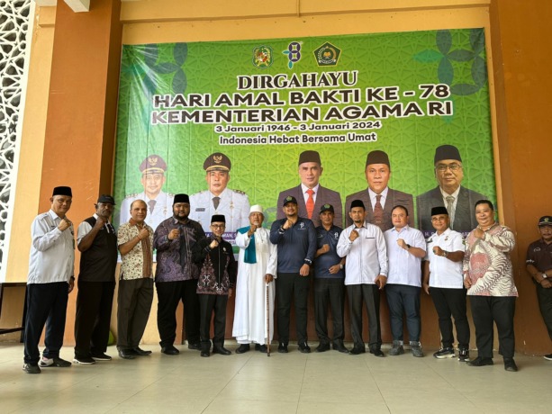 BERSAMA: Wali Kota Medan, Bobby Nasution foto bersama stakeholder pada peringatan HAB ke 78, Rabu (3/1/2024).