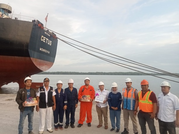 Nakhoda Kapal MV CETUS dan keagaenan Kapal saat bersama manajemen Pelindo Group.