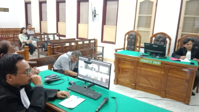 TUNDUK: Mantan Kasek SMK Pencawan, Restu Utama Pencawan tertunduk saat mendengarkan vonis hakim Pengadilan Tipikor Medan, Senin (8/1/2024).