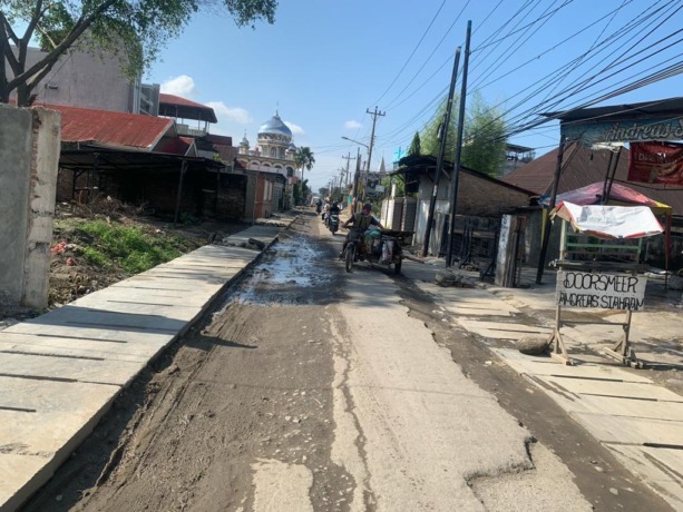 RUSAK: Jalan Bahagia, Kelurahan Teladan Timur, Kecamatan Medan Kota rusak karena pengerjaan sejumlah proyek.
