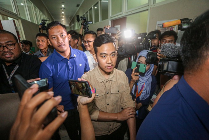TIBA DI BAWASLU: Cawapres nomor urut 2 Gibran Rakabuming Raka tiba di Kantor Bawaslu Jakarta Pusat, Rabu (3/1).MIFTAHUL HAYAT/JAWA POS.