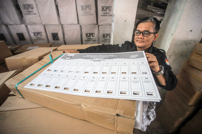 surat suara braille:  Petugas KPU melakukan sortir dan pengecekan surat suara braille khusus untuk tuna netra di gudang logistik KPU di Benda, Kota Tangerang, Jumat (19/1). KPU Sumut memberikan ruang dan hak yang sama kepada pemilih disabilitas termasuk d