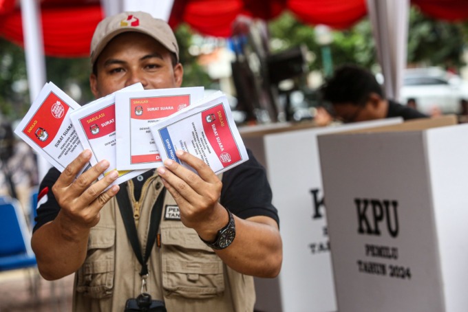 SIMULASI: Warga mengikuti  simulasi pemungutan suara Pemilu 2024 di Kantor Wali Kota Jakarta Pusat, Rabu (17/1).MIFTAHUL HAYAT/JAWA POS.