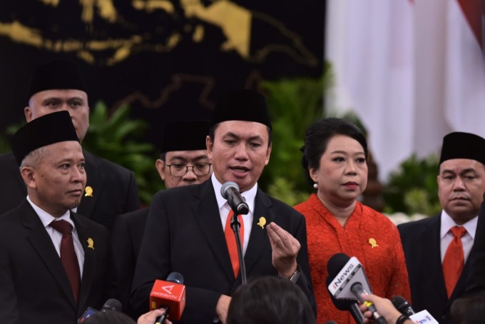 WAWANCARA: Ketua KPPU, M Fanshurullah Ara memberi keterangan kepada wartawan usai dilantik bersama anggota KPPU lainnya di Istana Negara, Jakarta, Kamis (18/1).istimewa/sumutpos.