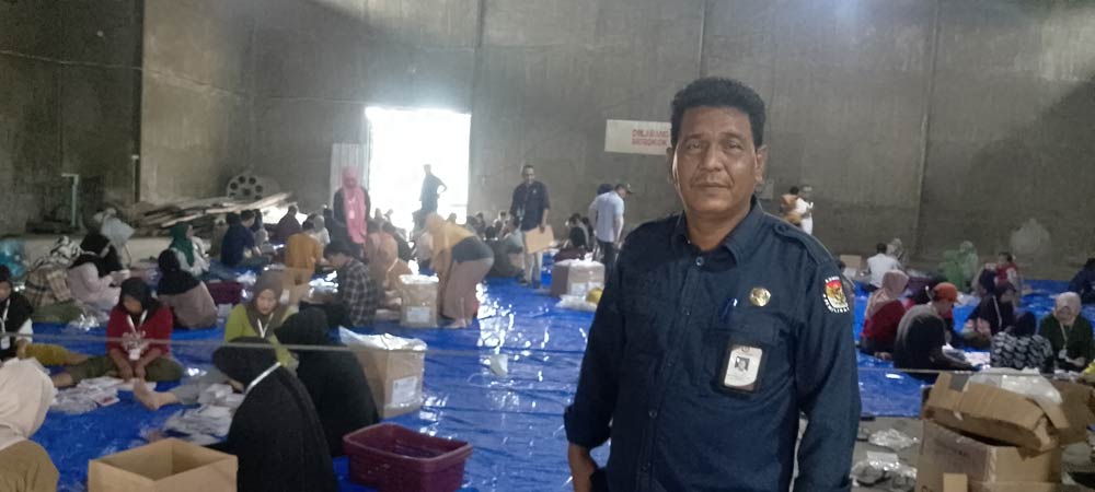 MONITORING: Sekertaris KPU Kota Tebingtinggi Naharuddin, Bawaslu, dan Polres Tebingtinggi melakukan monitoring dan pengawasan sortir dan lipat kertas surat suara pemilu di Gudang KPU Jalan Imam Bonjol Kota Tebingtinggi, Selasa (9/1).SOPIAN/SUMUT POS.