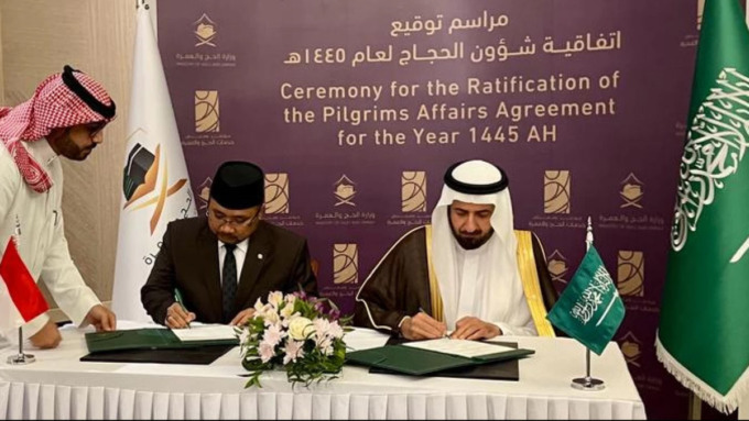 TANDA TANGAN: Menteri Agama Yaqut Cholil Qoumas dan Menteri Haji dan Umrah Arab Saudi Tawfiq F Al-Rabiah menandatangani Ta’limatul Hajj untuk musim haji 1445 Hijriah.istimewa/sumutpos.