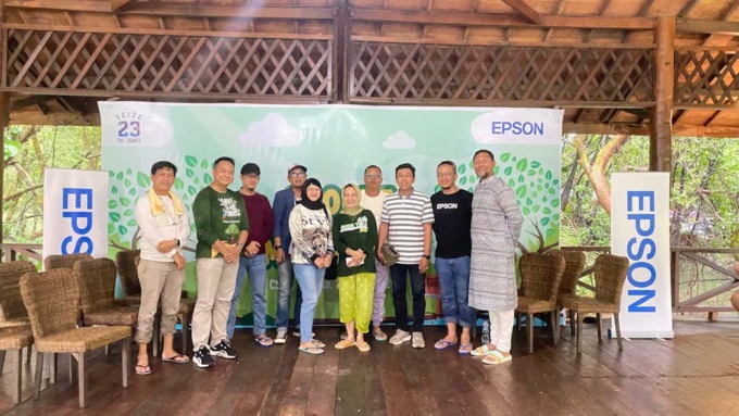 MANGROVE: Jajaran direksi PT Epson Indonesia dan rekan rekan media pada acara pelestarian mangrove di Taman Wisata Alam Angke Kapuk.