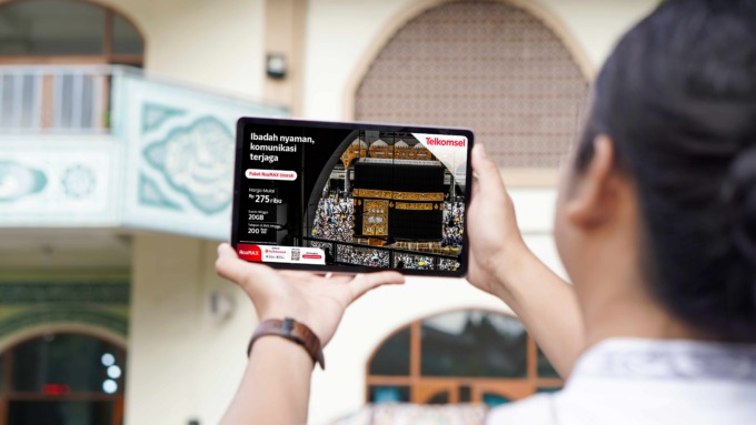 Agar dapat beribadah dengan lebih nyaman, selalu terhubung, dan berkomunikasi lancar dari tanah suci, Pelanggan Telkomsel PraBayar maupun Telkomsel Halo (Pascabayar) dapat memperoleh dan mengaktifkan Paket RoaMAX Umroh melalui MyTelkomsel, dengan harga mu