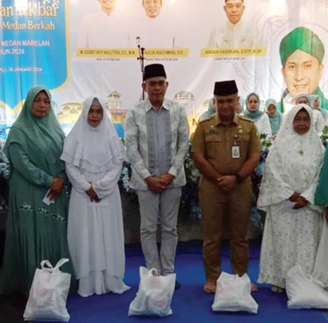 FOTO BERSAMA: Asisten Bidang Pemerintahan Kota Medan, Muhammad Sofyan foto bersama di acara  Pengajian Akbar  di Gedung Marelan Hall. , Jalan Marelan V, Kelurahan Rengas Pulau, Kecamatan Medan Marelan, Senin, (08/01/2024).ihsan/sumutpos.