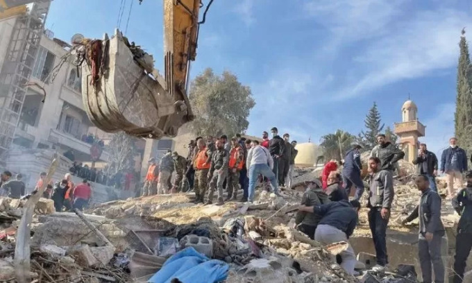 EVAKUASI:   Sejumlah petugas berupaya mengevakuasi korban saat serangan Israel ke Damaskus, Syria, mengancurkan bangunan.
