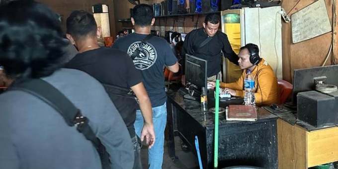 GEREBEK: Petugas Sat Narkoba Polresta Deliserdang menggerebek sebuah warung internet di Jalan Perbatasan, Desa Bakaranbatu, Kecamatan Lubukpakam, Kabupaten Deliserdang, Kamis (11/1).