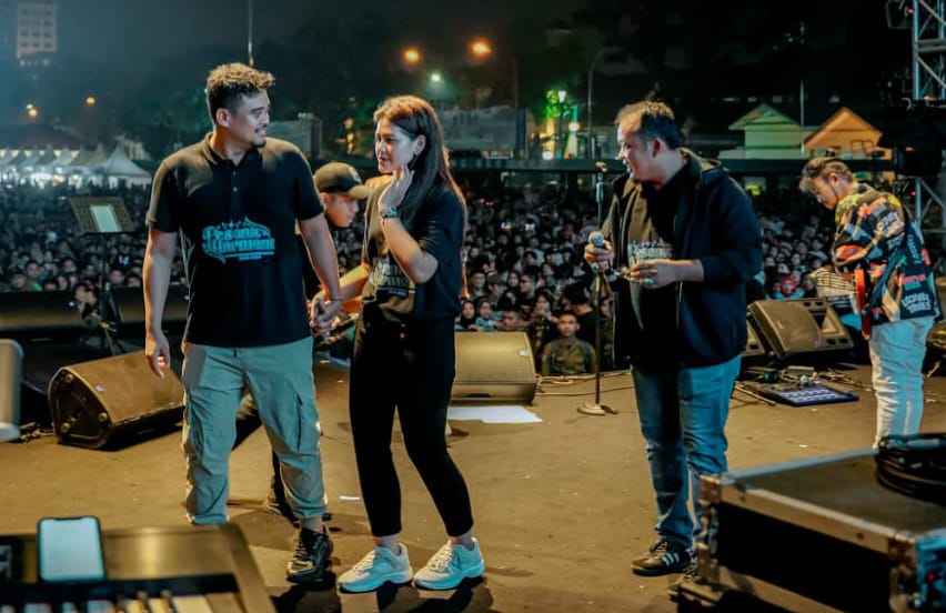 MALAM: Bobby Nasution dan isteri serta Aulia Rachman saat menghadiri malam pergantian tahun yang dikemas dalam acara