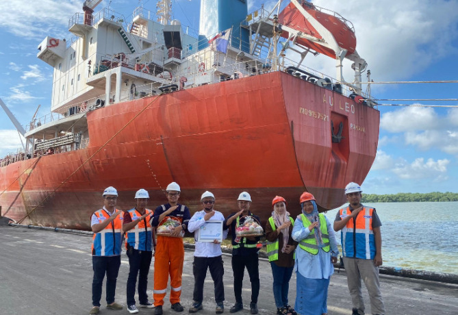 APRESIASI: PT Pelindo (Persero) Regional 1 dan Subholding Pelindo Multi Terminal (SPMT), memberikan apresiasi kepada customer melalui pelepasan kapal terakhir tahun 2023 atau Last Call Vessel 2023, Minggu (31/12/23).