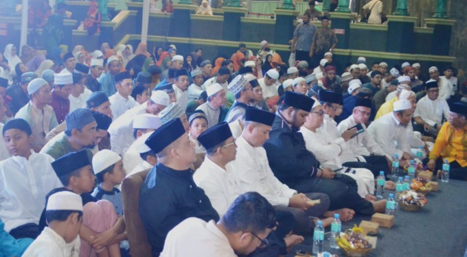 AL-MUSANNIF: Pembina Al-Fatih United Dr H Musa Rajekshah MHum bersama ribuan umat menghadiri Healing Fil Masjid 3.0 di Halaman Masjid Al-Musannif, Ahad (31/12).DEDDI MULIA PURBA/SUMUT POS.