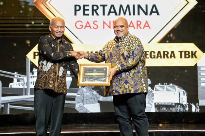 PENGHARGAAN: Direktur Infrastruktur dan Teknologi PGN, Harry Budi Sidharta menerima penghargaan sebagai Badan Usaha Niaga Terbaik dianugerahkan kepada PGN pada malam puncak penghargaan BPH Migas 2023 pada Jumat (29/12/2023) lalu.
