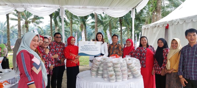 BANTUAN: Head of Legal & Corporate Affairs Regal Springs Indonesia Arum P. Handayani menyerahkan bantuan bahan pangan dari ikan tilapia untuk pencegahan stanting diterima langsung ketua TP PKK Kab. Sergai Ny. Rosmaida Darma Wijaya. (fad)