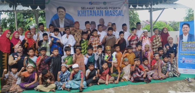 KHITANAN MASSAL: Peserta khitanan massal yang diadakan Aceh Sepakat dan Gerakan Gadget Sehat Indonesia di Masjid Darul Ikhwan Jalan Pinang Raya IV Kelurahan Mangga, Kecamatan Medantuntungan, Ahad (7/12).DEDDI MULIA PURBA/SUMUT POS.