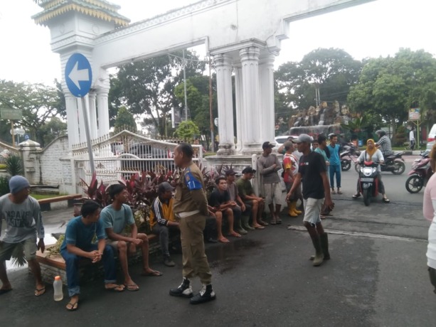 DEMO: Puluhan kernet truk sampah demo ke Balai Kota Binjai.Istimewa/Sumut Pos.