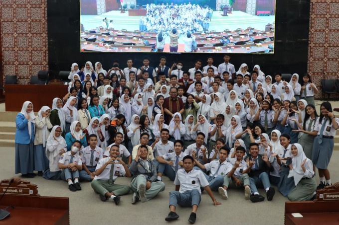 BERSAMA: Ketua DPRD Sumut berfoto bersama siswa saat Parliament Tour Siswa SMA se-Kota Medan.