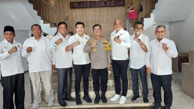 BERSAMA: Kapolres Medan berfoto bersama anggota DPRD Medan.