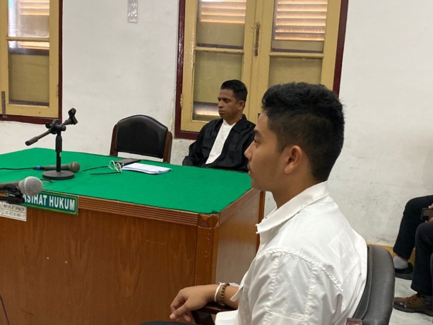 SIDANG: Aditiya Hasibuan saat menjalani sidang di PN Medan. (Ist)