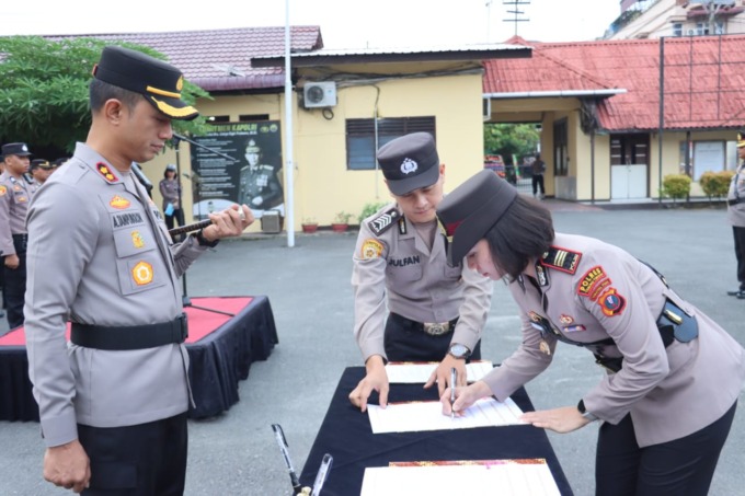 PIMPIN: Kapolres Tebingtinggi AKBP Andreas Luhut Jaya Tampubolon memimpin sertijab dan pelantikan kepada lima pejabat di jajaran hukum Polres Tebingtinggi.