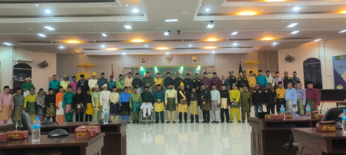 Foto bersama:  Masyarakat Melayu usai kegiatan yang digelar DSML di Ruang Rapat Paripurna DPRD Langkat, Stabat.Teddy Akbari/Sumut Pos.