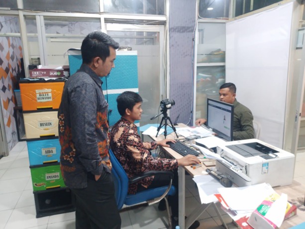 WAWANCARA: Petugas Imigrasi Kelas ll TPI Belawan saat melaksanakan wawancara kepada pemohon pasport Simpatik. (Dok Iksan/Sumut Pos)