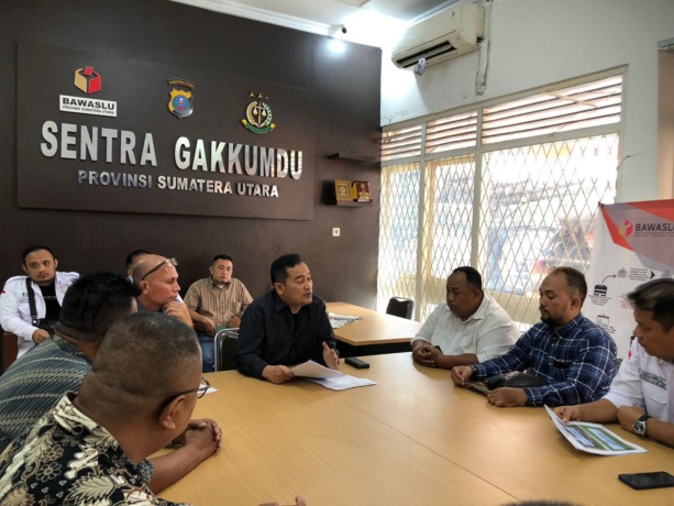 LAPOR: Tim Amin Sumut saat melaporkan ke Bawaslu Sumut.(BAGUS SYAHPUTRA/SUMUT POS)