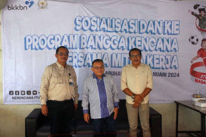 SOSIALISASI: Anggota DPR RI, H Saleh Partaonan Daulay saat hadir dalam sosialisasi dan KIE Program Bangga Kencana.