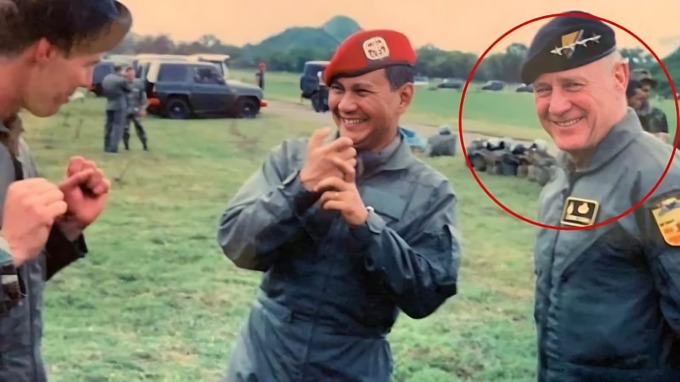 AKTIF: Prabowo Subianto saat masih aktif sebagai Danjen Kopassus RI bersama Jendral asal Amerika Serikat, Wayne Alan Downing. Istimewa/Sumut Pos