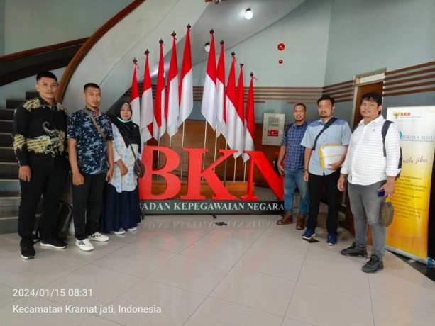 CURANG: Pelamar PPPK Guru asal Langkat didampingi Kontras Sumut dan LBH Medan melaporkan adanya dugaan kecurangan ke BKN.Istimewa/Sumut Pos.