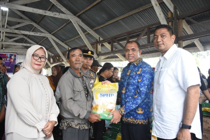 SEMBAKO: Sekdakab Sergai H. Faisal Hasrimy didampingi Kadis Perindag Sergai Roy Pane bersama warga saat beli sembako murah. (fad)
