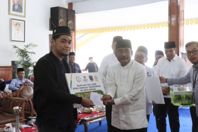 TALI ASIH: Wali Kota Binjai, H Amir Hamzah (kanan) saat menyerahkan bantuan tali asih di Pendopo Umar Baki, Jalan Veteran, Kelurahan Tangsi, Binjai Kota.Istimewa/Sumut Pos.