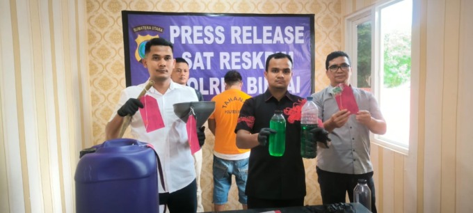 Kasat Reskrim Polres Binjai, AKP Zuhatta Mahadi (tengah) saat menunjukkan barang bukti pertalite yang palsu dan asli didampingi Kanit Tipidter, Ipda Alex Pasaribu (kiri).Teddy Akbari/Sumut Pos.