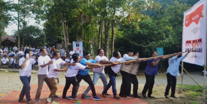 SIMULASI: Pelaksanaan simulasi pencoblosan surat suara Prabowo-Gibran oleh JARPIM di Tangkahan, Sabtu (20/1) petang.DEDDI MULIA PURBA/SUMUT POS.