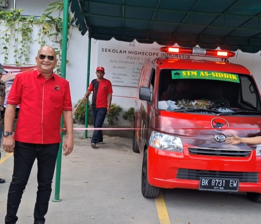 GRATIS: Ketua DPC PDIP Kota Medan, Robi Barus saat memberikan satu unit Mobil Ambulans Gratis untuk warga Medan Baru.Markus Pasaribu.