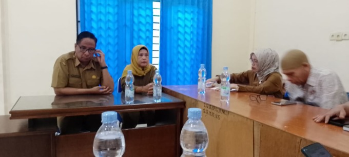 MEDIASI: Dinas Kesehatan Kota Tebingtinggi melalui Kabid P2P RB Daulay dan Kepala Puskesmas Tanjung Marulak dr Kurnia Dinata melakukan mediasi kepada Abdullah Sani Hasibuan dan pegawai pelayanan Puskesmas Tanjung Marulak Yenni yang sempat viral.
