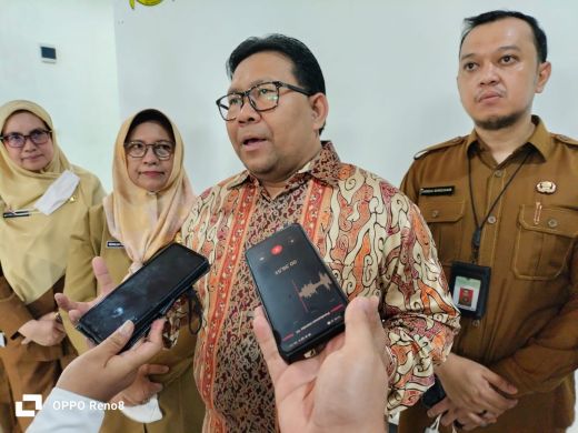 WAWANCARA: Anggota Ombudsman RI Dadan S Suharmawijaya saat diwawancarai wartwan.