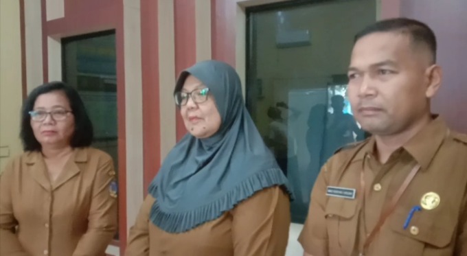 BERIKAN: Plt Kadis Kesehatan Kota Tebingtinggi, dr Henny Sri Hartati saat memberikan keterangan terkait ASN Puskesmas Tanjung Marulak yang viral.