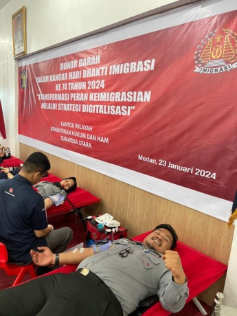 DONOR DARAH: Pegawai Lapas I Medan mendonorkan darah dalam rangka Hari Bhakti Imigrasi ke-74, Selasa (23/1/2024).