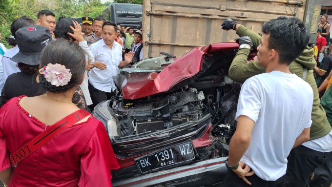 TERTIMPA: Mobil yang ditumpangi guru SMKN 1 Kota Pematangsaiantar tertimpa truk di Jalan Besar, Kecamatan Raya, Kabupaten Simalungun, Rabu (24/1) siang. (ist)