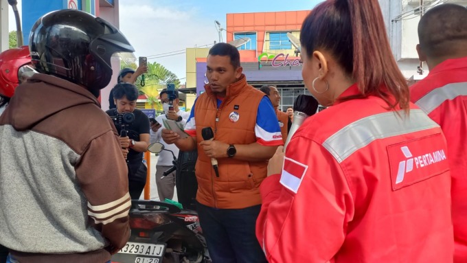 SAPA: Executive General Manager Pertamina Patra Niaga Regional Sumbagut, Freddy Anwar, saat menyapa pelanggan di SPBU Singapore Station, Kota Medan.(BAGUS SYAHPUTRA/SUMUT POS)