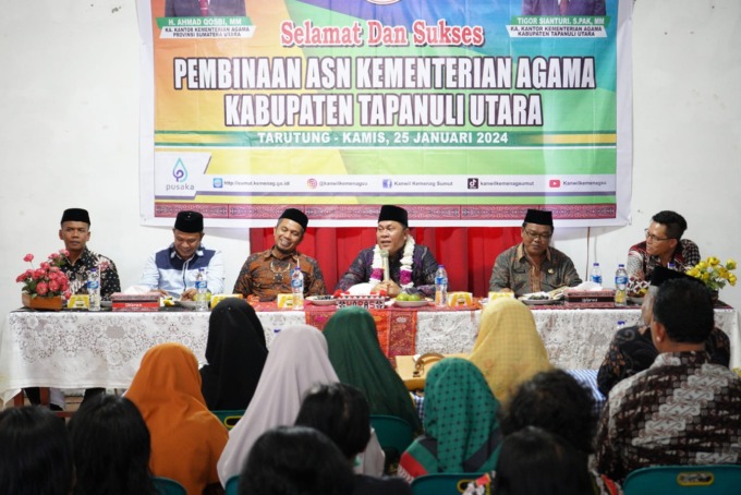 PEMBINAAN: Kepala Kanwil Kemenag Sumut, H Ahmad Qosbi melakukan pembinaan di Kemenag Taput. (Ist)