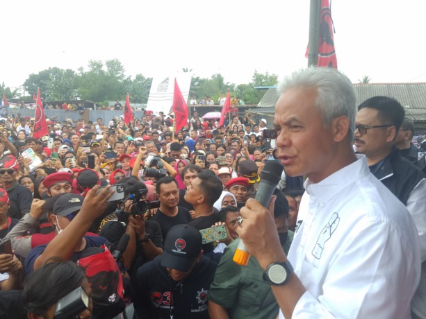Calon Presiden nomor urut 03, Ganjar Pranowo saat menyapa masyarakat di Kampung Nelayan Kurnia, Kelurahan Belawan Bahari, Kecamatan Medan Belawan, Minggu (28/1/2024). (Ihsan)