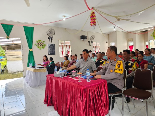 Kapolres Labusel, AKBP Maringan Simanjuntak di GMI) Tiberias Sei Kalam, Desa Perkampungan Teluk Panji, Kecamatan Kampung Rakyat, Kabupaten Labusel, Minggu (28/1). Istimewa/Sumut Pos